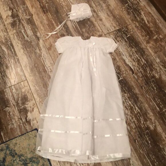 WHITE CHRISTENING GOWN SZ SMALL WITH BONNET - Picture 1 of 7